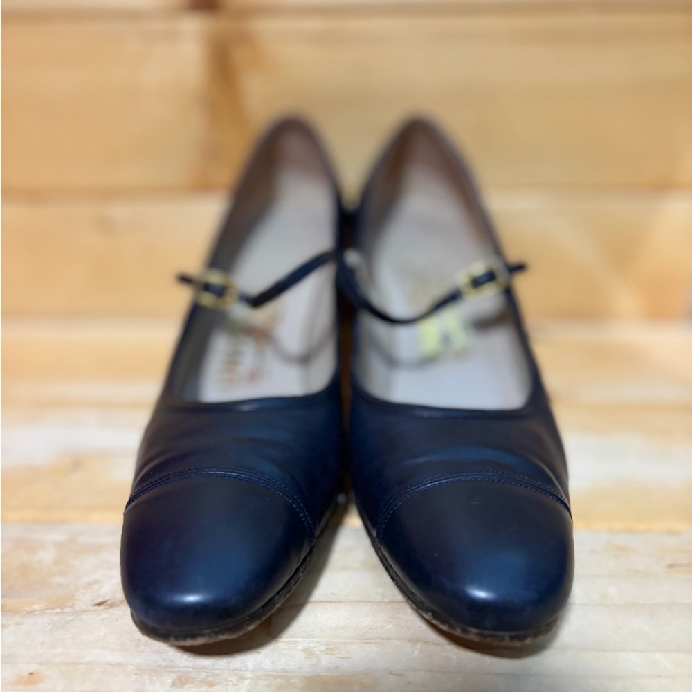 Vintage Salvatore Ferragamo Navy Blue smooth Leather Mary Jane Pump Heels - W 8 - Picture 4 of 9